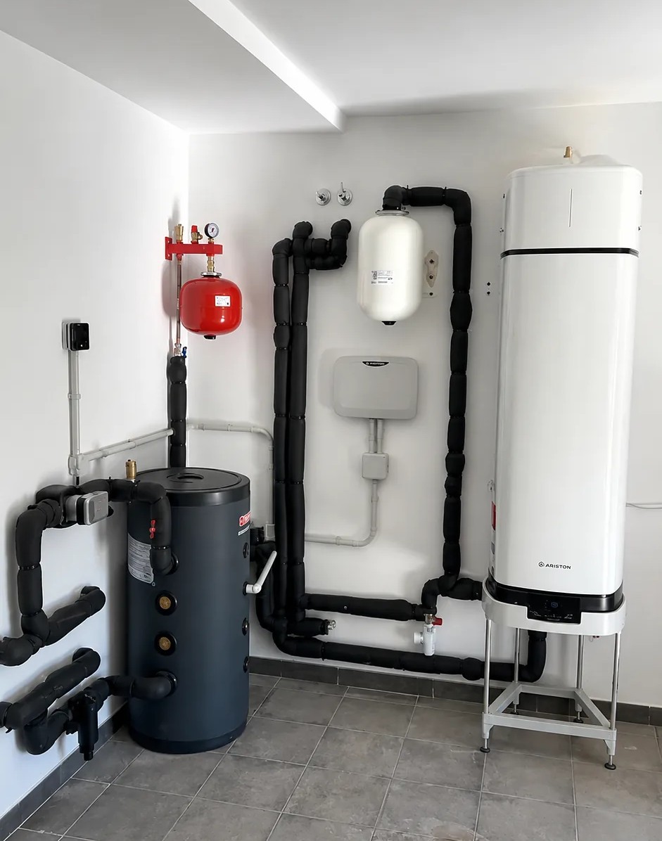 Sala técnica de una instalación de AEROTHERMA: acumuladores, tuberías aisladas y cableado canalizado