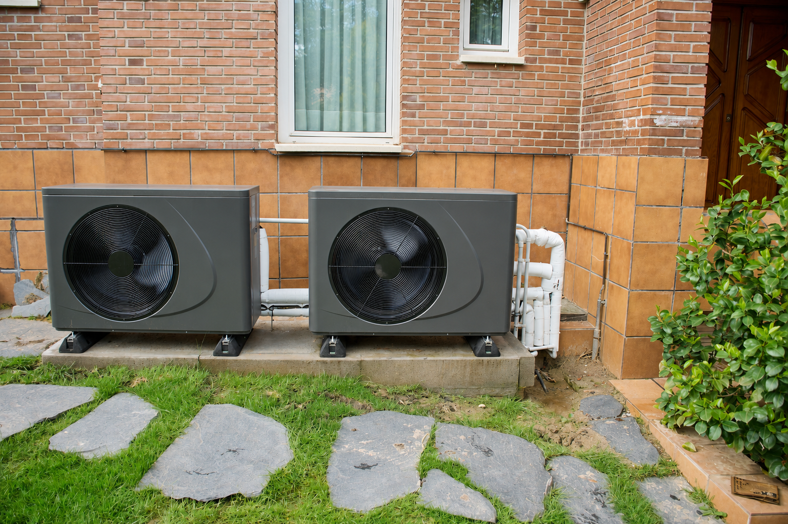 Instalación de aerotermia en una vivienda unifamiliar de 400 m2 en Alcobendas: dos bombas de calor aerotérmicas en cascada sobre bancada AEROTHERMA