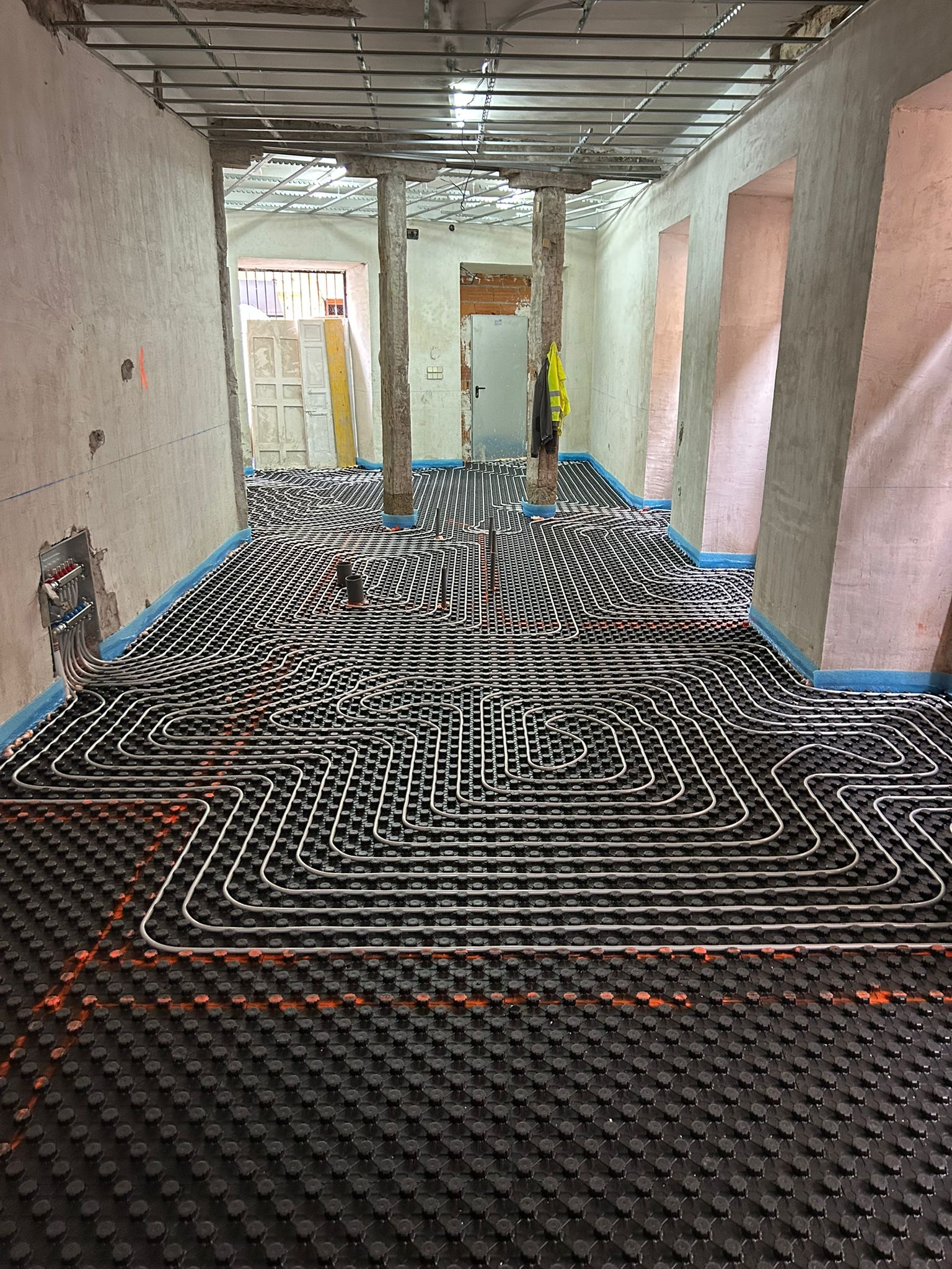 Instalación de suelo radiante con aerotermia: tubería multicapa sobre plancha termoconformada en una reforma en Madrid — AEROTHERMA