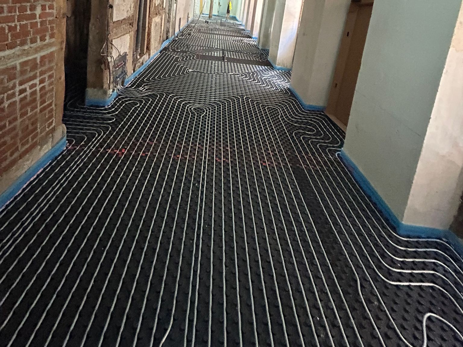 Instalación de suelo radiante con aerotermia en obra: circuito de tubería — AEROTHERMA