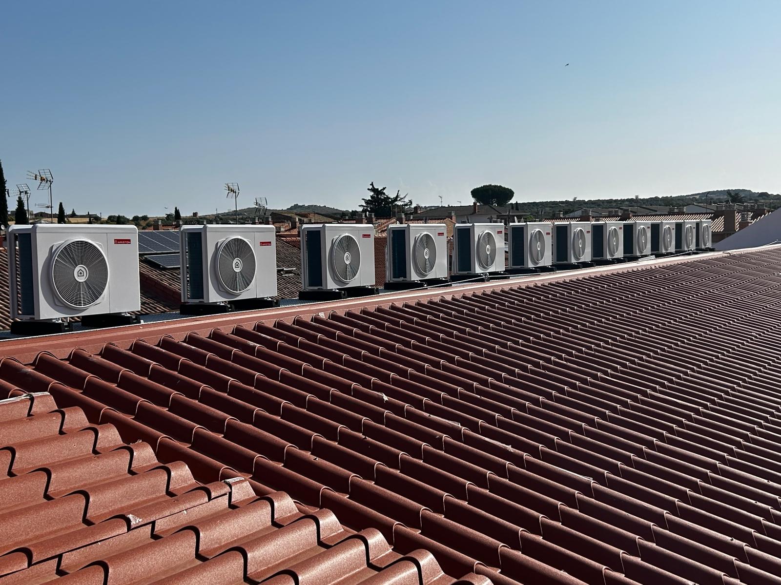 Instalación de aerotermia en un edificio de viviendas en Valdeavero (Corredor del Henares, Madrid): hilera de bombas de calor Ariston en cubierta AEROTHERMA